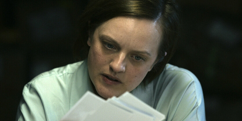 Szene aus der Serie: Kirby Mazrachi (Elisabeth Moss) in einer Menschenmenge