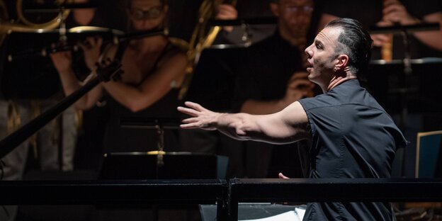Teodor Currentzis dirigiert bei einer Probe an den Salzburger Festspielen, Juli 2019
