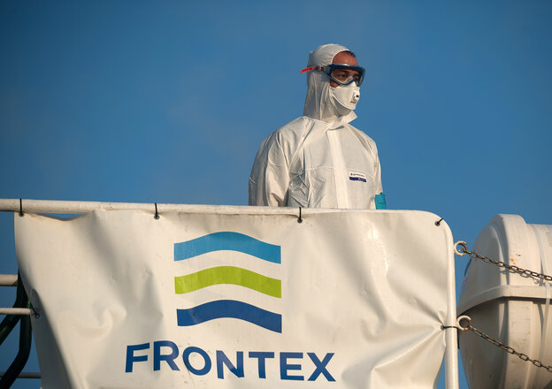 Frontex-Offizier auf einem Patrouillenboot am Hafen von Malaga