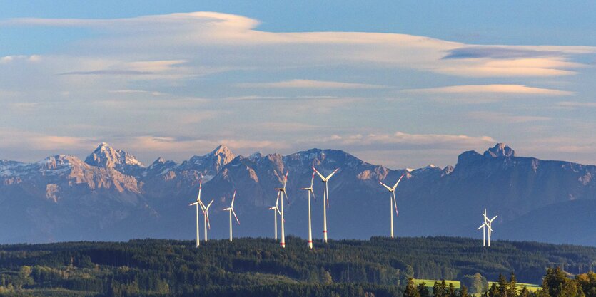 Windräder vor Alpen