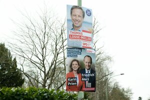 Wahlplakate mit den Portraits von Karin Prien und Friedrich Merz hängen unter einem SPD Plakat an einer Laterne Wahlplakate mit den Portraits von Karin Prien und Friedrich Merz hängen unter einem SPD Plakat an einer Laterne
