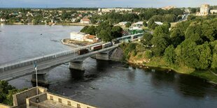 Brücke über die Narva zwischen Lettland und Russland