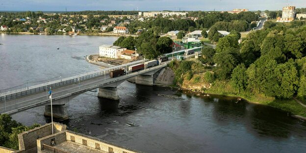 Brücke über die Narva zwischen Lettland und Russland