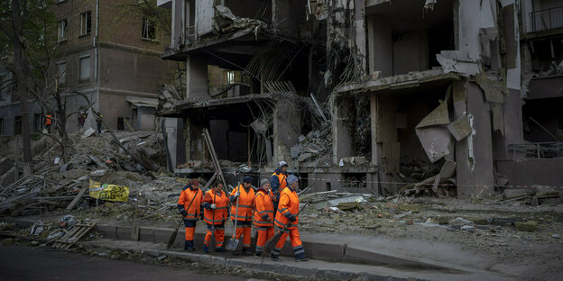 Arbeiter eines Aufräumtrupps agieren vor einem Gebäude nach einer Explosion. Die Explosion ereignete sich zu der Zeit des Besuchs von UN-Generalsekretär Guterres