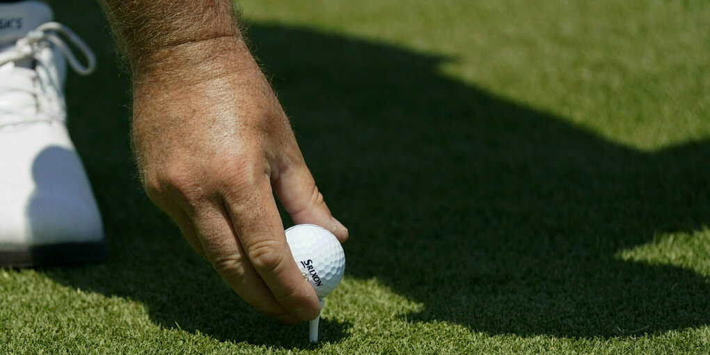 400 Meter weit, gar 500 Meter: Ein Golfer bereitet sich auf den Abschlag vor.