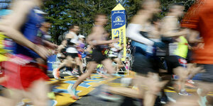Marathonläufer rennen durch das Bild