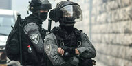 Israelische Sichheitskräfte in Schutzmontur patroullieren