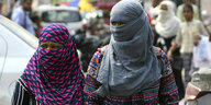 Frauen tragen Schals, um sich vor der extremen Hitze zu schützen