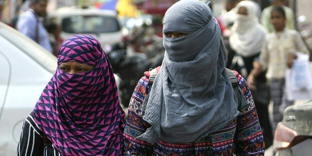 Frauen tragen Schals, um sich vor der extremen Hitze zu schützen