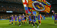 Fußballspielerin tragen die Flagge ihres Vereins und feiern ihren Sieg in einem Stadion