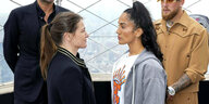 Zwei Boxerinnen Katie Taylor and Amanda Serrano posen auf dem Empire State Building vor ihrem Kampf