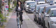Senatorin Bettina Jarasch auf Fahrrad
