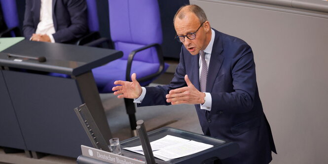 Friedrich Merz steht am Rednerpult im Plenarsaal des Bundestags