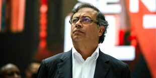 Gustavo Petro blickt nach rechts