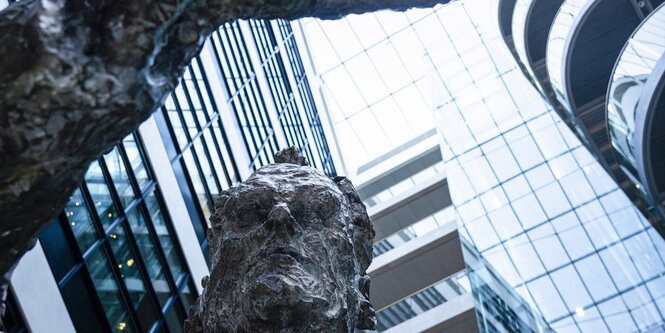 Der angeschnittene Kopf der Willy Brandt Statue in der SPD-Zentrale in Berlin