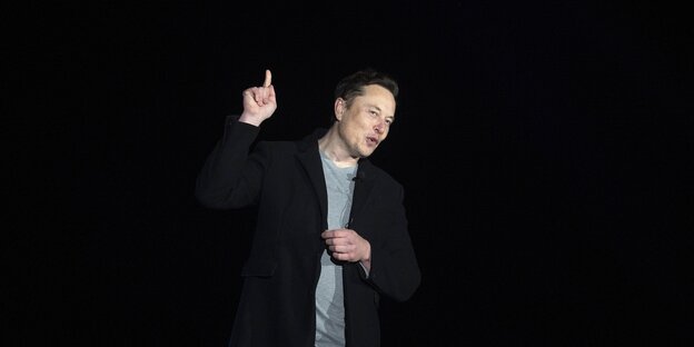 Elon Musk mit erhobenem Zeigefinger