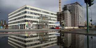 Blick auf das Rechenzentrum und der Baustelle der Garnisonskirche in Potsdam