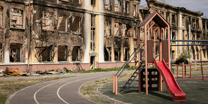 Ruinen hinter Spielplatz