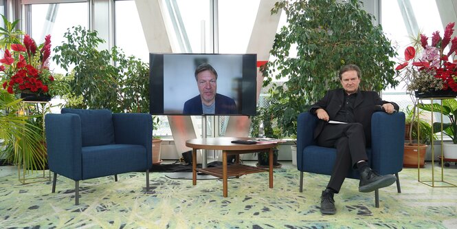 robert habeck und peter unfried im taz lab studio