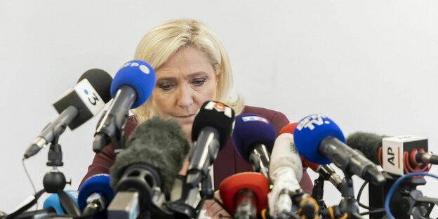 Marine Le Pen vor zahlreichen Mikrofonen