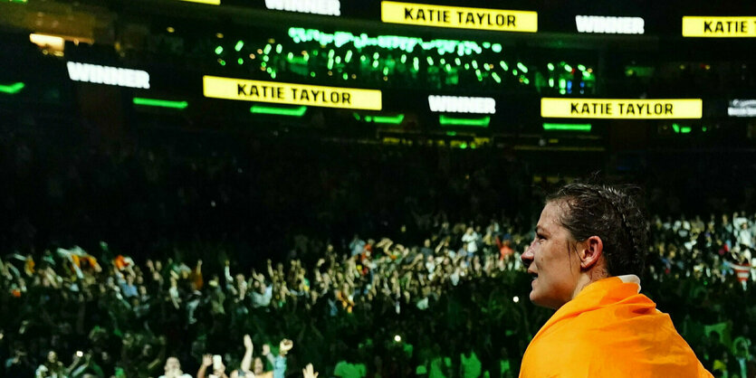 Katie Taylor, irische Profiboxerin, vor der jublenden Kulisse des Madison Square Garden in New York