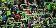 Wolfsburger Zuschauer, die grüne Schals in die Höhe recken