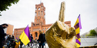 Mittelfinger aus Pappmaschee vor Rotem Rathaus