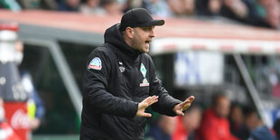 Werder-Trainer Ole Werner spreizt die Hände, als wolle er bremsen