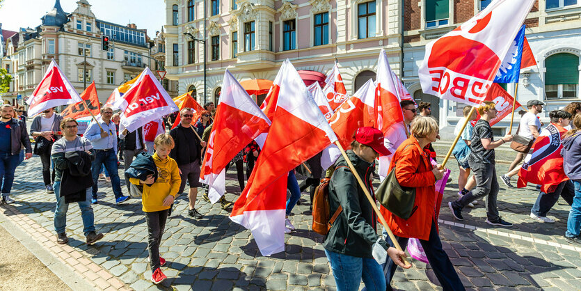 Menschen mit Fahnen auf einer Demonstration