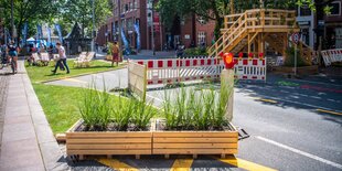 Blumenkübel und Rollrasen auf der Martinistraße