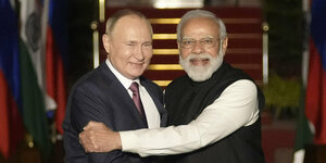 Wladimir Putin in Umarmung mit Narendra Modi
