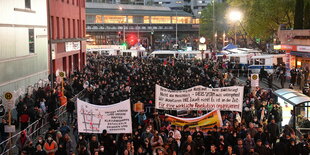 Menschen stehen bei einer Demo am Kottbusser Tor