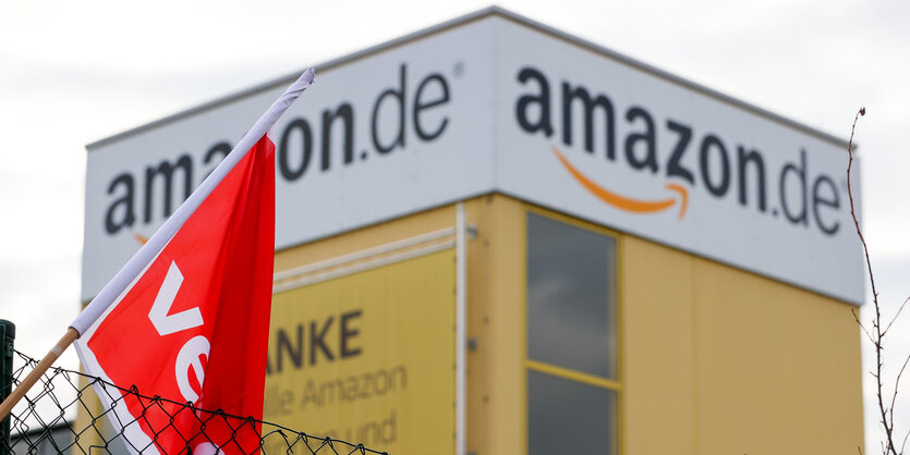 Amazongebäude mit Verdifahne