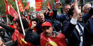 Eine Gruppe von Männern demonstriert am Tag der Arbeit in Istanbul