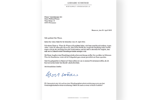 Ein Fake-Brief von Altkanzler Schröder an eine Fake-Versicherung