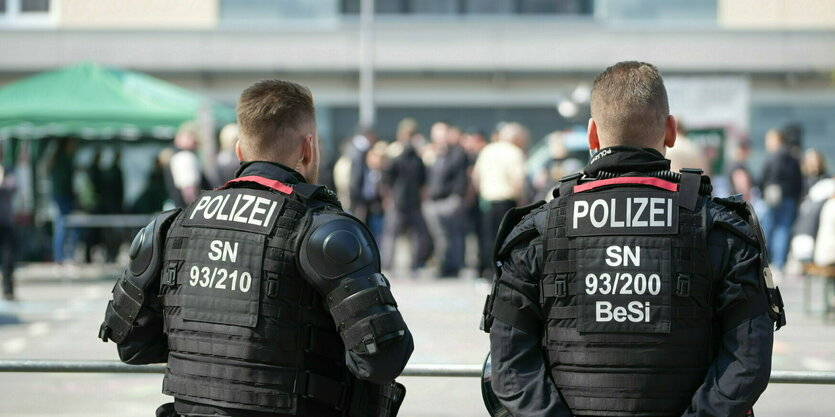 Zwei Polizisten von hinten