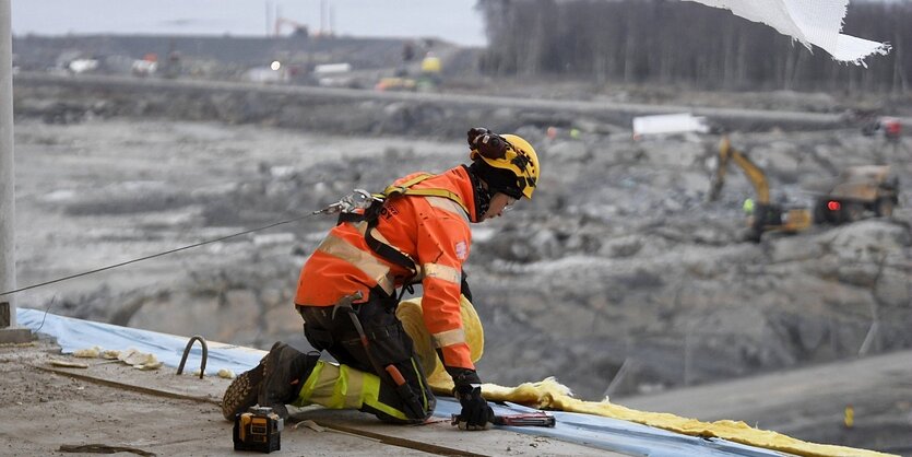 Ein bauarbeiter auf einer Baustelle