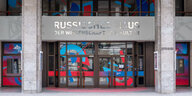 Eingangsportal des Russischen Hauses mit weiß-blau-roten Mustern an den Scheiben