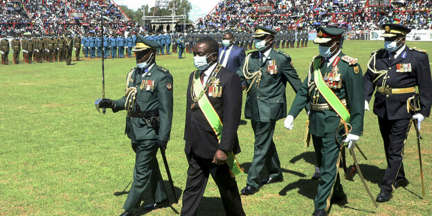 Prozession uniformierter Männer bei einer Parade