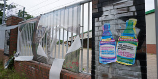 Plakate kleben am Zaun der ehemaligen Holsten-Brauerei in Hamburg-Altona