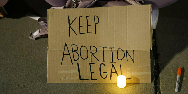 Auf einem Pappschild stehen die Worte "Lasst Abtreibung legal"