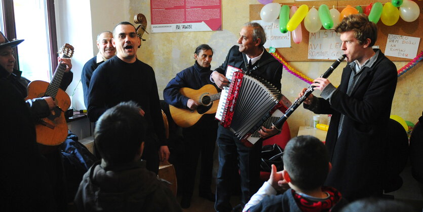 Ein kleines Konzert zur Eröffnung der Räume von Amaro Drom 2012 in Berlin