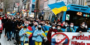 Demonstrierende ziehen mit ukrainischen Fahnen durch die Göttinger Innenstadt.