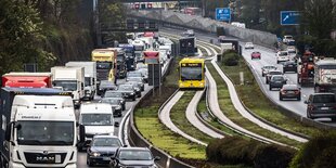 Viele Autos auf einer Autobahn