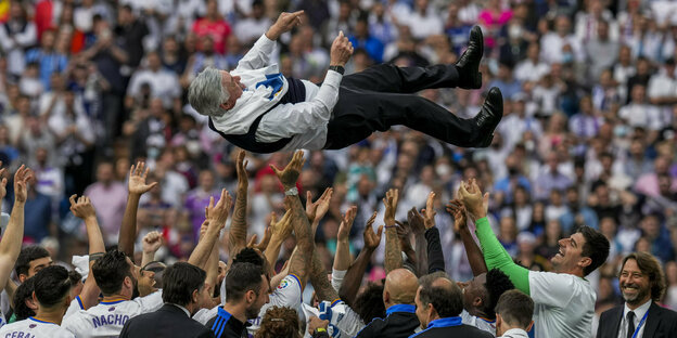 Ancelotti wird bei der Meisterfeier von seinen Spielern in die Luft geworfen