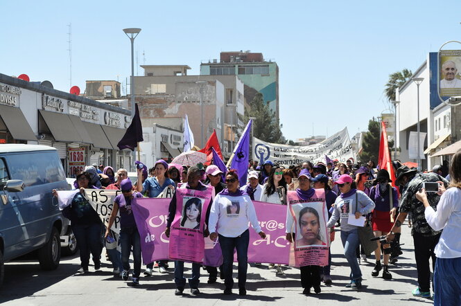 Frauen protestieren mit den Portraits von verschwundenen Frauen