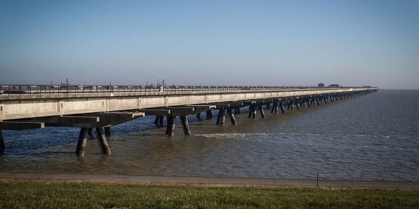 Ein Pierr in Wilhelmshaven, Blick auf die Nordsee