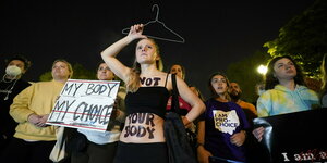Frauen mit Forderungen "my body my choice, "not your body" und enem Kleiderbügel protestieren vor dem Supreme Court in Washington