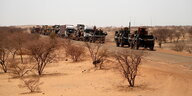 Ein Konvoy von Militärfahrzeugen in karger Landschaft