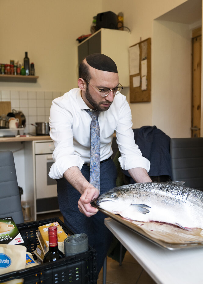 Akiva Weingarten bereitet Fisch zu